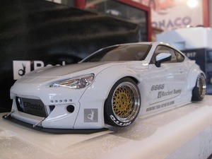 ok蔵出しオートアート1/18ロケットバニー トヨタ86（METALLIC WHITE)