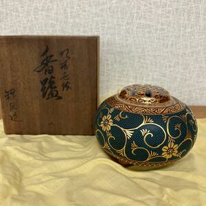 美品 九谷色絵 香炉 錦泉作 青粒鉄仙 金色唐草紋 青粒 共箱 高さ7cm 幅10cm 質量226.5g 香道 茶道 仏具 お香 線香 香合