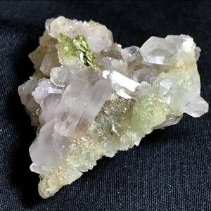 水晶上の葡萄石（プレーナイト）・30g（中国産鉱物標本）