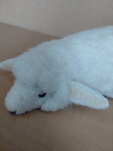 羊毛フェルト作品　ハンドメイド　眠るひつじ　羊