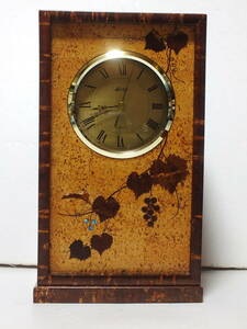 スーベニア品のハンド・メイド置き時計（Liｌp）白樺材・コルクベースに葡萄象嵌仕様