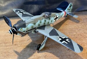 完成品　１/３２レベルモノグラム　ドイツルフトヴァッフェ　フォッケウルフ　Fw190D-9