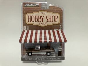 ＜1/64 GreenLight＞ 1984 GMC 2500 High Sierra with Vintage Gas Pump