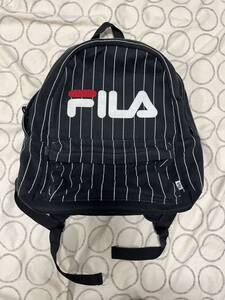 FILA ロゴプリントとストライプ柄がかわいいバックパック ブラック リュックサック