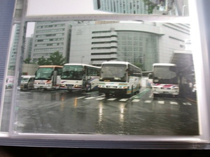 【バス写真】ＫＧ（ハガキ）版５枚　大阪駅前ハイウェイバス乗り場　バス並び