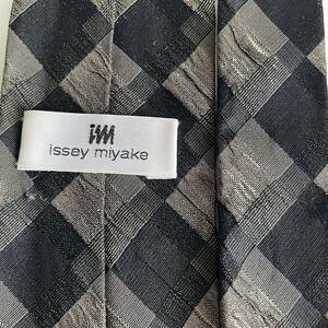 イッセイミヤケ(ISSEY MIYAKE) ダークブラウン黒四角柄ネクタイ