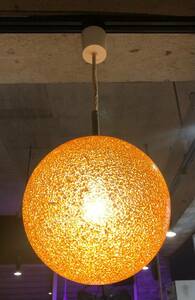 【No.5】昭和レトロ モダン ビーズ樹脂シェード ボール型 ペンダントランプ 照明 オレンジ 現状品