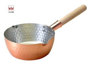 ☆銅製あったか雪平鍋約径１８ｃｍ（底板厚１.２ｍｍ）容量満水約１.６Ｌ持ち手天然木日本製新品