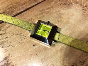 AK367 未使用近い 美品 レア COACH コーチ SWISS QUARTZ 黄緑 ピスタチオ グリーン スリム 純正革ベルトクオーツ レディース 腕時計