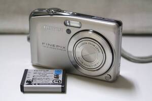 ⑱FUJIFILM富士フィルムFinePix◆F50fd◆コンパクト デジタル カメラ/デジカメ◆シルバー系◆レンズ3x f=8-24mm1:2.8-5.1◆バッテリー付