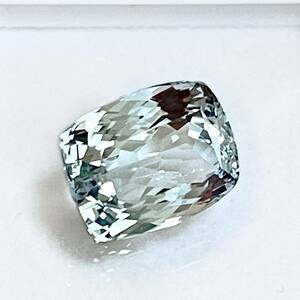 天然　アクアマリン　ルース　超大粒　5.65ct　132面カット　クッションカット　裸石　宝石　新品未使用