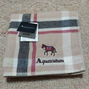 【未使用】Aquascutum アクアスキュータム　タオルハンカチ　ベージュ系チェックに馬とロゴ刺繍あり。表ガーゼ？裏タオル地　男女兼用