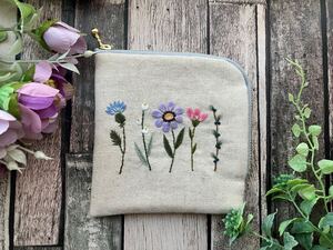 両面刺繍　handmade野花の手刺繍 L字型ポーチ(内布ブルー系)カードケースやお財布　ハンドメイド　コットンリネン　プレゼント