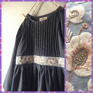 handmade::花柄刺繍チロリアンテープピンタックロングワンピース：北欧英国ハンドメイドグレー灰プリーツドッキング切替コットンリネン綿麻