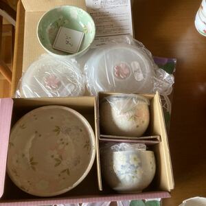 和食器 宇野千代レンジパック４点セット新品箱入り密封保存ができそのまま食卓に使い勝手抜群125℃から-20℃17センチ、13センチ、10x2個