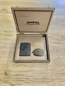 ☆1円スタート☆ ZIPPO 60周年特別限定品 通しナンバー1000個 特製キーホルダー付き シリアルナンバー【0077】 木箱入り 火花確認　希少品