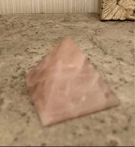 ローズクオーツ　天然石　紅水晶　パワーストーン　原石　四角錐　ピラミッド　