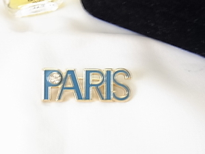 PARISロゴのデザイン　ブルーグリーン系のカラー　1粒のラインストーンが輝く　ブローチ▽