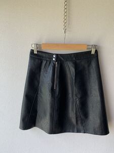 【人気】ZARA　BASIC/ザラ　ベーシック　レザー　黒/ブラック　　革　スカート　アメリカSサイズ　（K162）