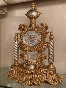 イタリア輸入　アンティーク調　ロココ調　ゴージャス　ゴールド色　置き時計　