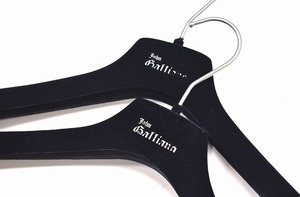 JOHN GALLIANO （ジョン ガリアーノ）プラスチック ロゴ ハンガー 2本セット ベロアコーティング LOGO Hanger ジャケット ブルゾン TEE