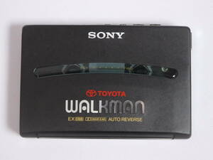 E241A9【ジャンク】 ■ SONY / WM-190 / ポータブルカセットプレーヤー ■ ソニー / トヨタのロゴあり