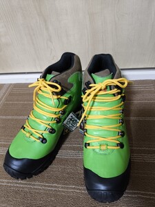 サイズ：us9　タグ付き未使用品　MERRELL(メレル) / トレッキングブーツトレッキングシューズ 登山靴 GORE-TEX 防水 ゴアテックスレザー緑