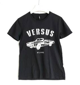 美品 VERSUS ヴェルサス Tシャツ メンズ L 黒 ロゴプリント イラスト 車 かすれプリント クルーネック やわらかい生地 半袖 丸首 D428