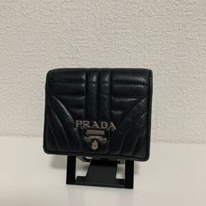 希少　 PRADA プラダ レザー ブラック コンパクトウォレット　シルバーロゴ　 二つ折り財布　Vステッチ