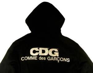 完売モデル　クリスマス限定　CDG　コムデギャルソン　COMME des GARCONS ロゴ　 ジップアップパーカー　黒色　ホログラム