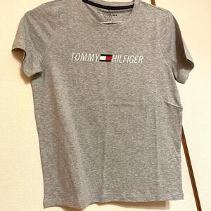 トミーヒルフィガー Tシャツ グレー ロゴ サイズ