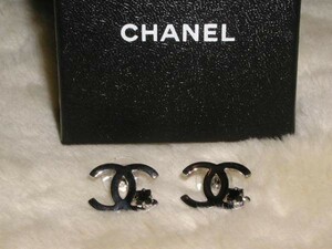 ☆送料無料☆CHANEL　シャネル　COCOマーク＆黒ストーン1ポイント　シルバーピアス（USED)