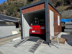 嬉野発☆車庫にもできるシャッター付きコンテナハウス☆プレハブ4.5坪、約15m2☆幅2.5m奥行6m高さ2.8m☆連棟も可能☆子供部屋事務所倉庫