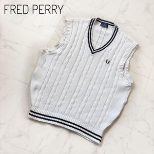 FRED PERRY ケーブルニット　Vネック チルデン ベスト　ロゴ刺繍　L　大きいサイズ　白 ロゴ　ロゴ刺繍　月桂樹 ネイビー　ニットベスト 