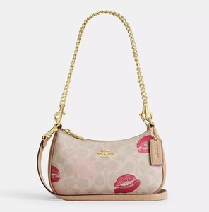 秋冬最新　US限定!!　COACH Klare Crossbody Bag In Signature Canvas With Lips Print バッグ　CZ943　最新本物をお届け☆