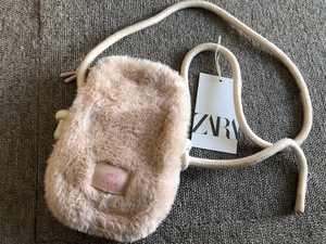 ★新品ZARAザラフェイクファーポシェット スマホ★B