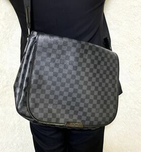 美品 ベタなし LOUIS VUITTON ルイヴィトン ショルダーバッグ メッセンジャー ダニエルMM ダミエグラフィット メンズ N58029 レザー 黒