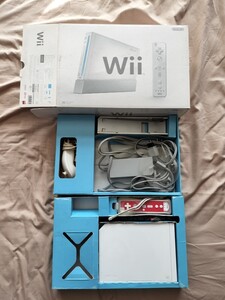 良品　wii本体一式　白　動作確認済　箱付き　即決　すぐ遊べる　任天堂 ニンテンドー リモコン　ヌンチャク2個