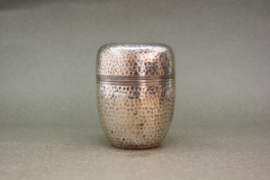 【福】035　巧益造 純銀製 茶入 槌目線彫り 煎茶道具 在銘 茶筒 茶器 金属工芸品 時代物 古美術