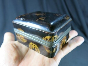 A家紋蒔絵香合　江戸時代初期　茶道具　漆器　錫縁　仏具　合子　茶の湯　茶事　香木　焼香、抹香　漆工　黄金　文化財　手箱　化粧道具