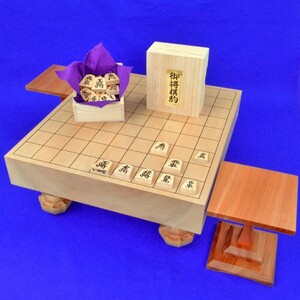 将棋セット　 北海道産本桂2寸足付将棋盤セット【特売品】 (木製将棋駒黄楊上彫駒)【囲碁将棋専門店の将碁屋】