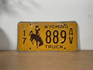 アメリカ ヴィンテージ ナンバープレート ワイオミング　WYOMING 83 17 889 AV TRUCK オールド US Vintage 自動車 ライセンス ディスプレイ