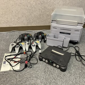 〇F019-P1-425 Nintendo ニンテンドー 64 本体 NUS-001 ブラック/コントローラー 4個/説明書/ラック/ケーブル付き ゲーム N64 通電確認済み