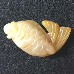 黄玉 黄色翡翠 彫刻 縁起物 魚② 根付 古玩