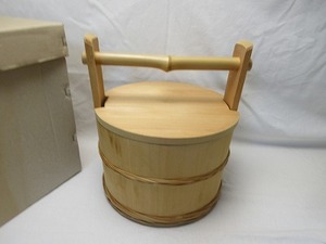 607702 【 美品 茶道具 水張桶 手桶水指 木地 割蓋付き 紙箱 】 検) 水屋道具 露地道具 茶道教室 茶懐石 茶事 木工芸 七事式 ⅲ