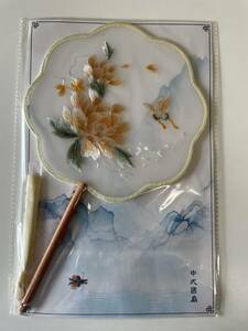 金蝶団扇　新品　両面刺繍 　伝統工芸品