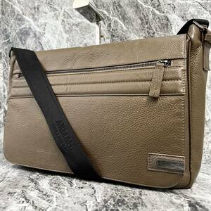 【美品 大容量】アルマーニコレッツォーニ ARMANI COLLEZIONI メッセンジャーバッグ シボ ロゴ板 レザー メンズ ビジネス ショルダー A4○