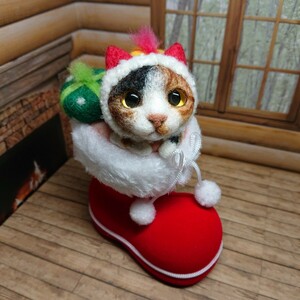 猫83◎三毛猫 クリスマス 赤 サンタブーツ 羊毛フェルト ネコ 置物 飾り 猫雑貨 ハンドメイド