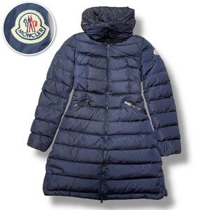 美品 MONCLER 2457 ダウンコート フラメッテ Aライン モンクレール フード収納可 ネイビー 0 ロゴワッペン ダウンジャケット 女優襟