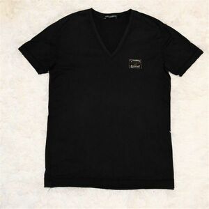 ★ドルチェ＆ガッパーナ★ 胸にカッコいいロゴ入りプレート付き、黒の半袖VネックTシャツ　48